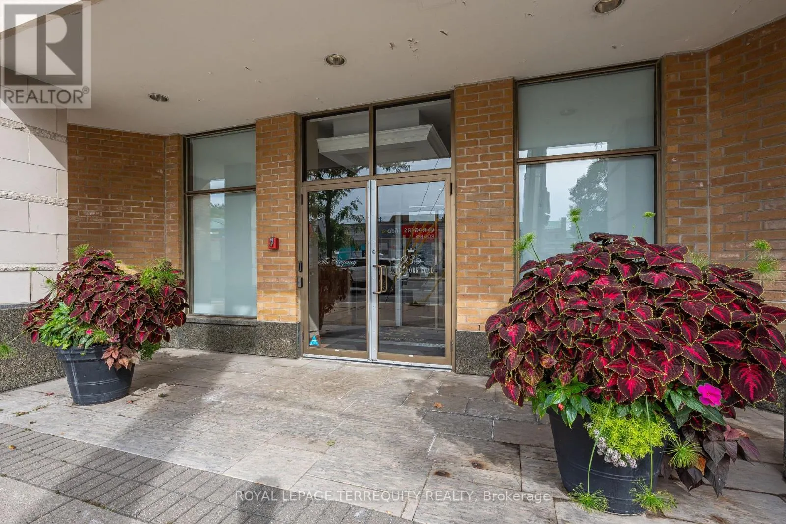 407 - 935 ROYAL YORK ROAD