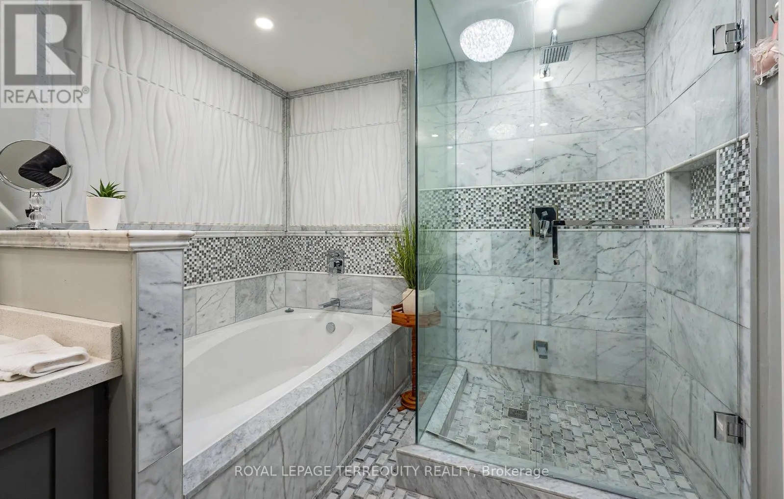 407 - 935 ROYAL YORK ROAD