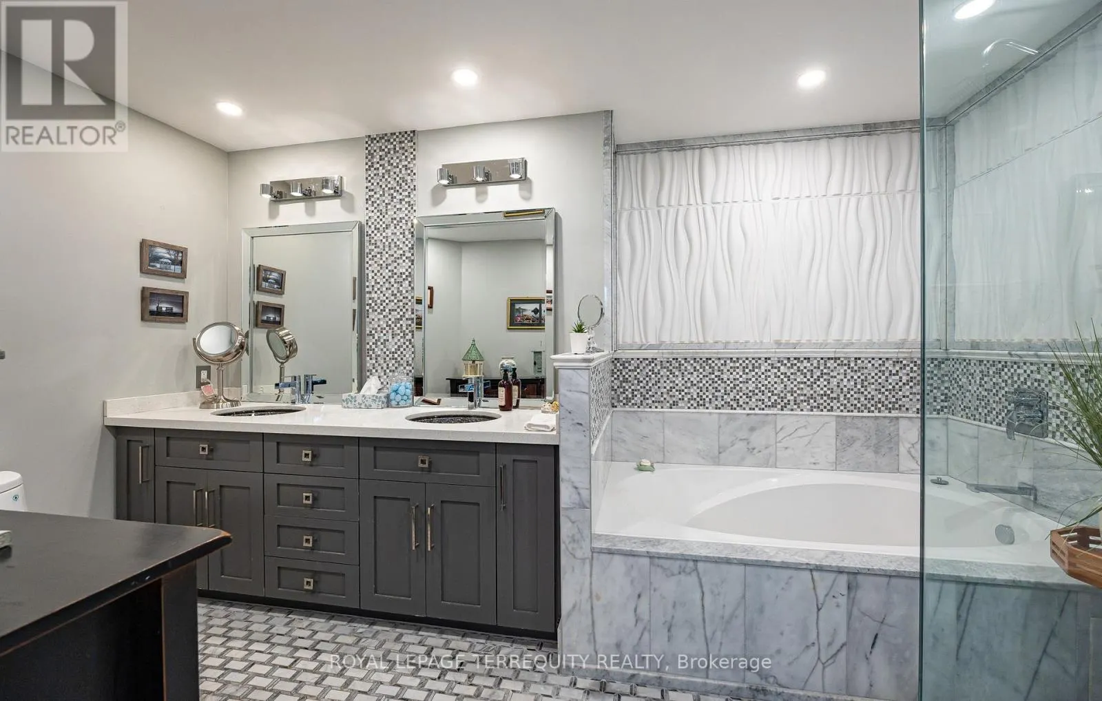 407 - 935 ROYAL YORK ROAD