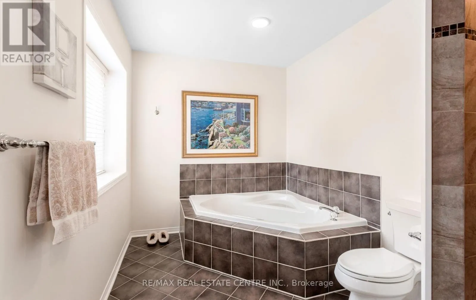 40 HEPBURN CRESCENT N