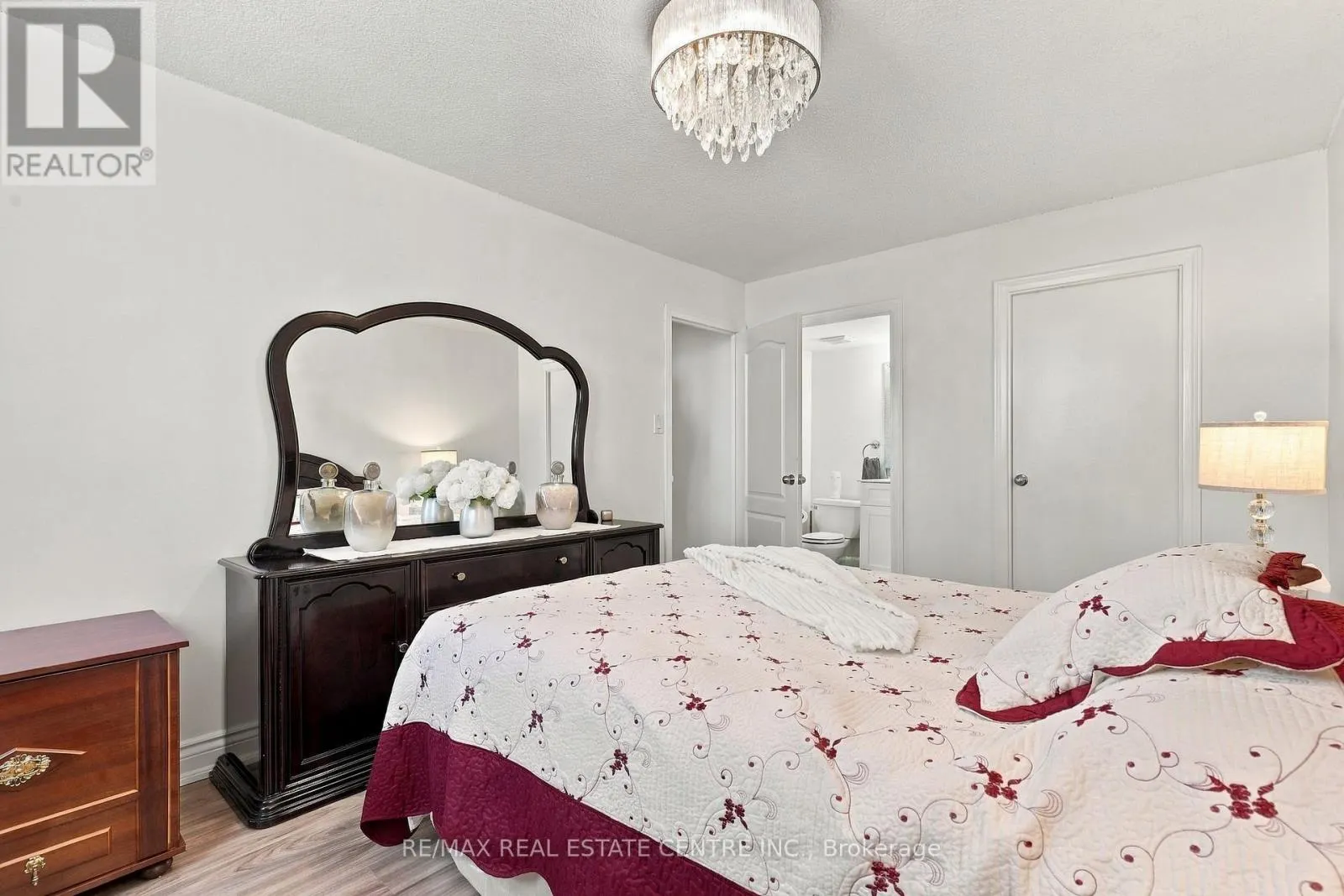 1110 - 355 RATHBURN ROAD E