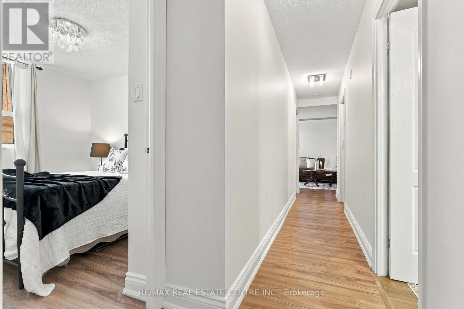 1110 - 355 RATHBURN ROAD E