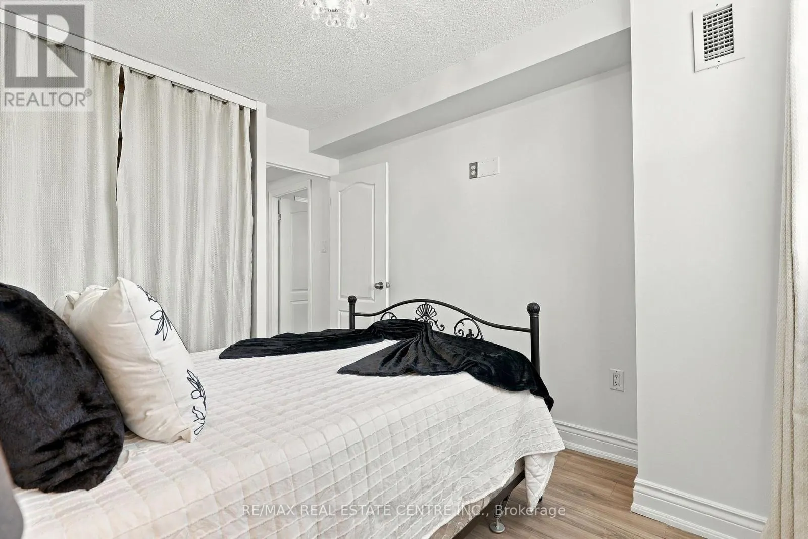 1110 - 355 RATHBURN ROAD E