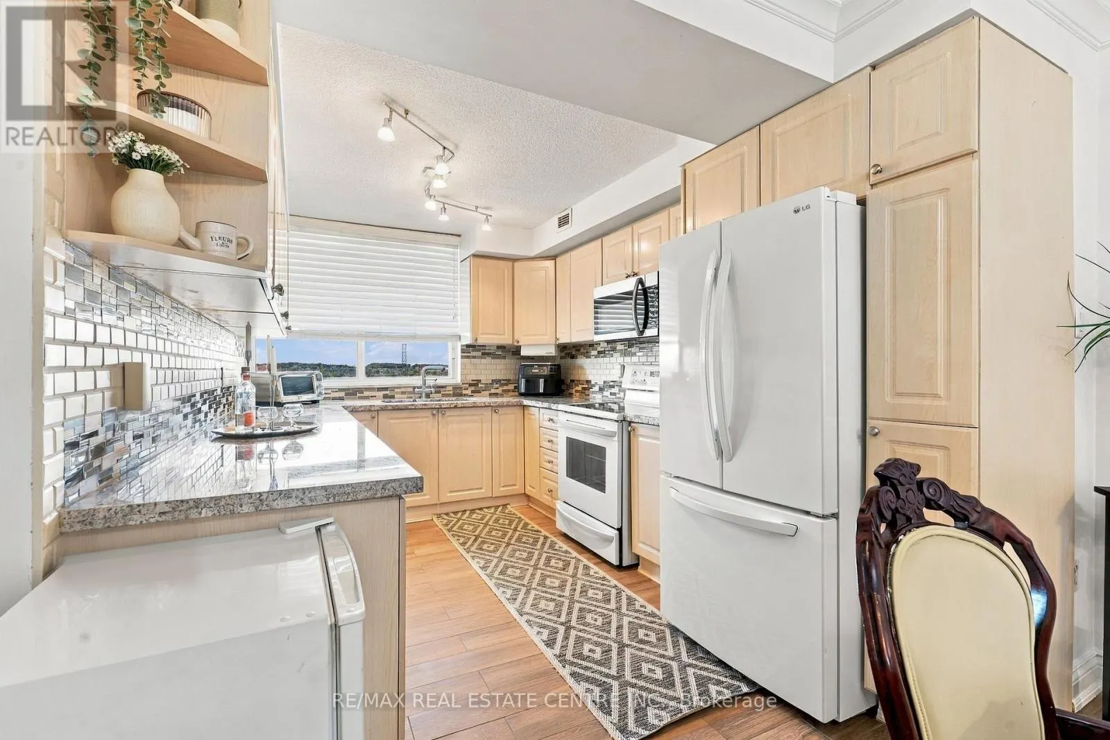 1110 - 355 RATHBURN ROAD E