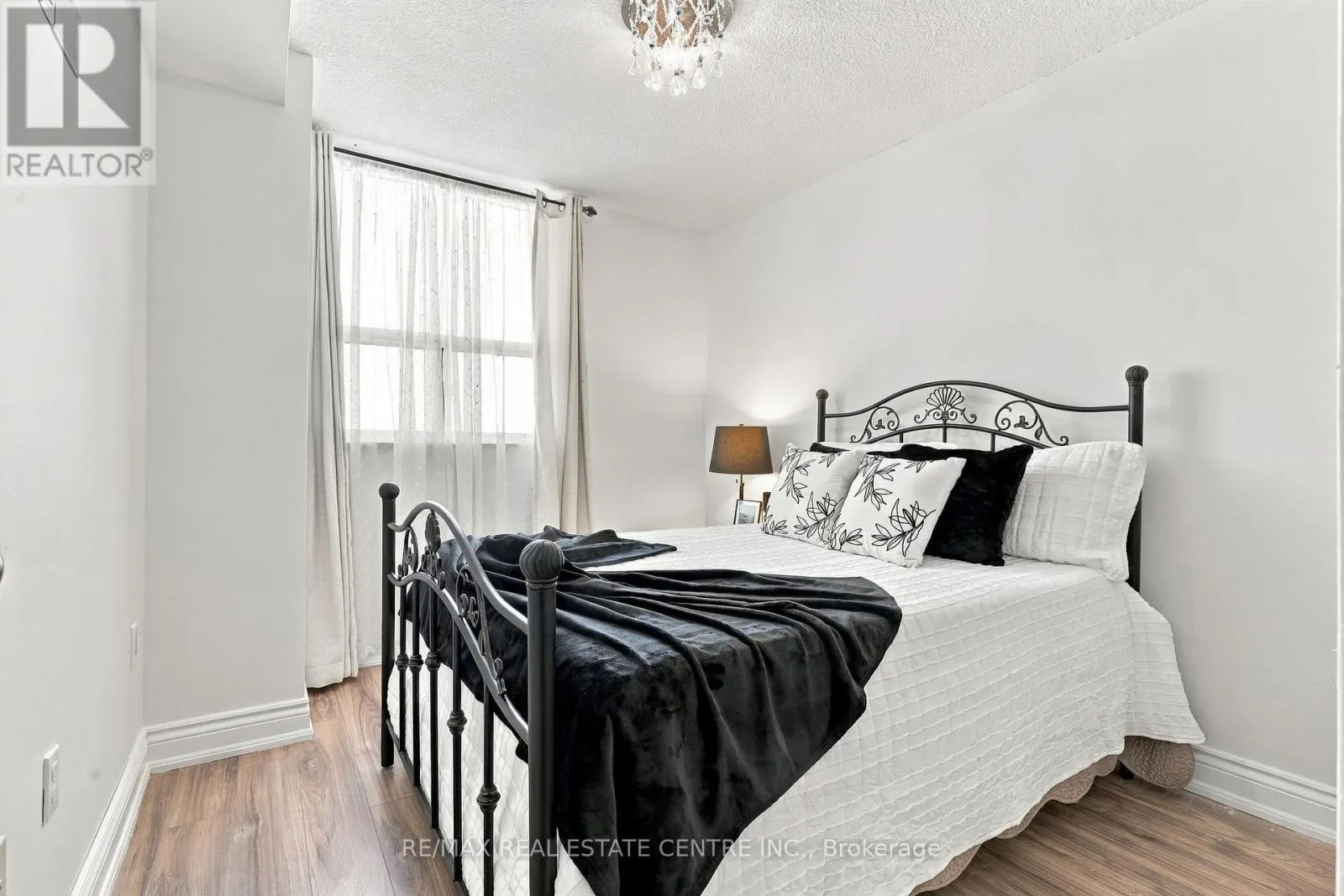 1110 - 355 RATHBURN ROAD E
