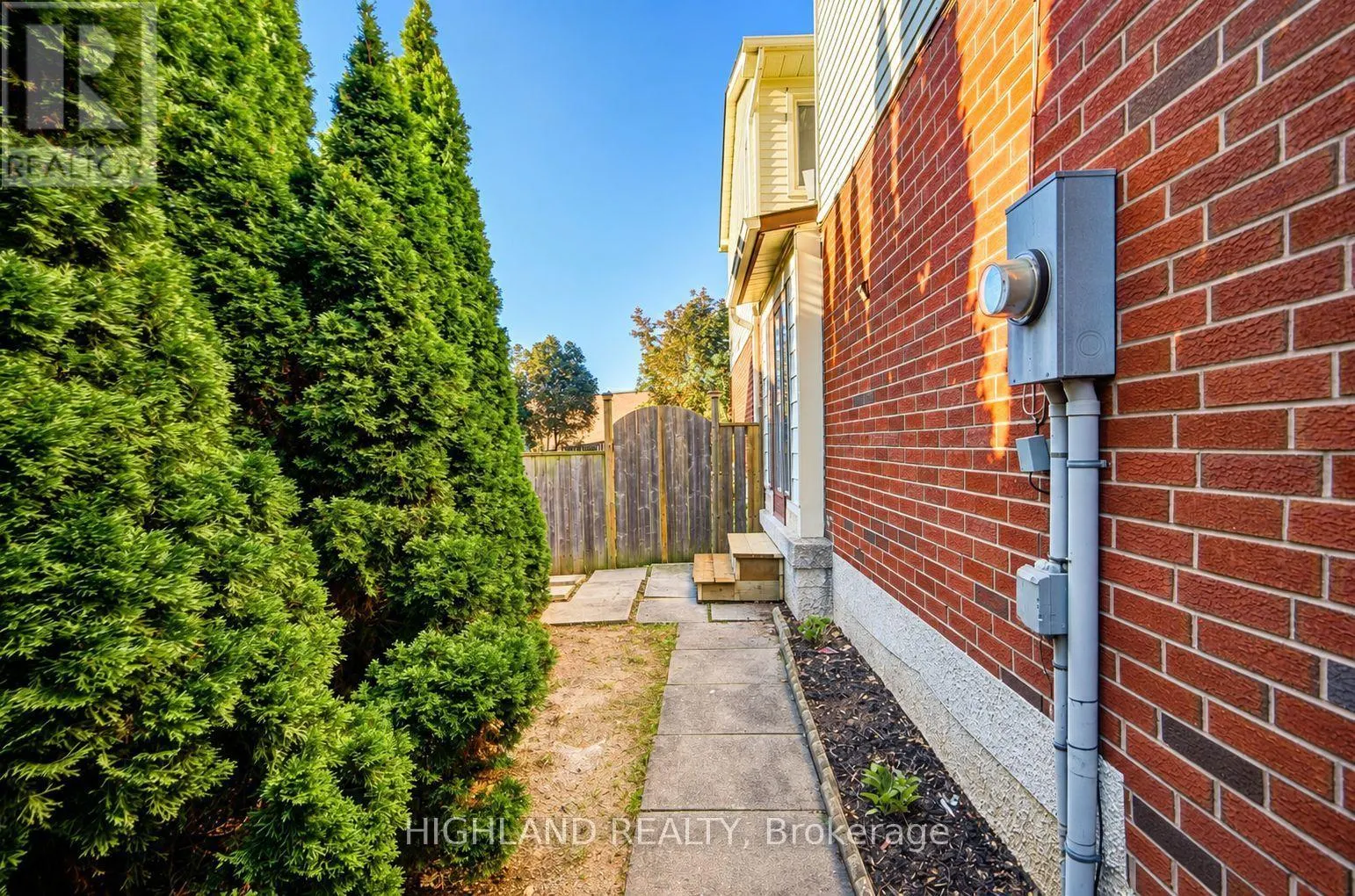 2032 GLENADA CRESCENT