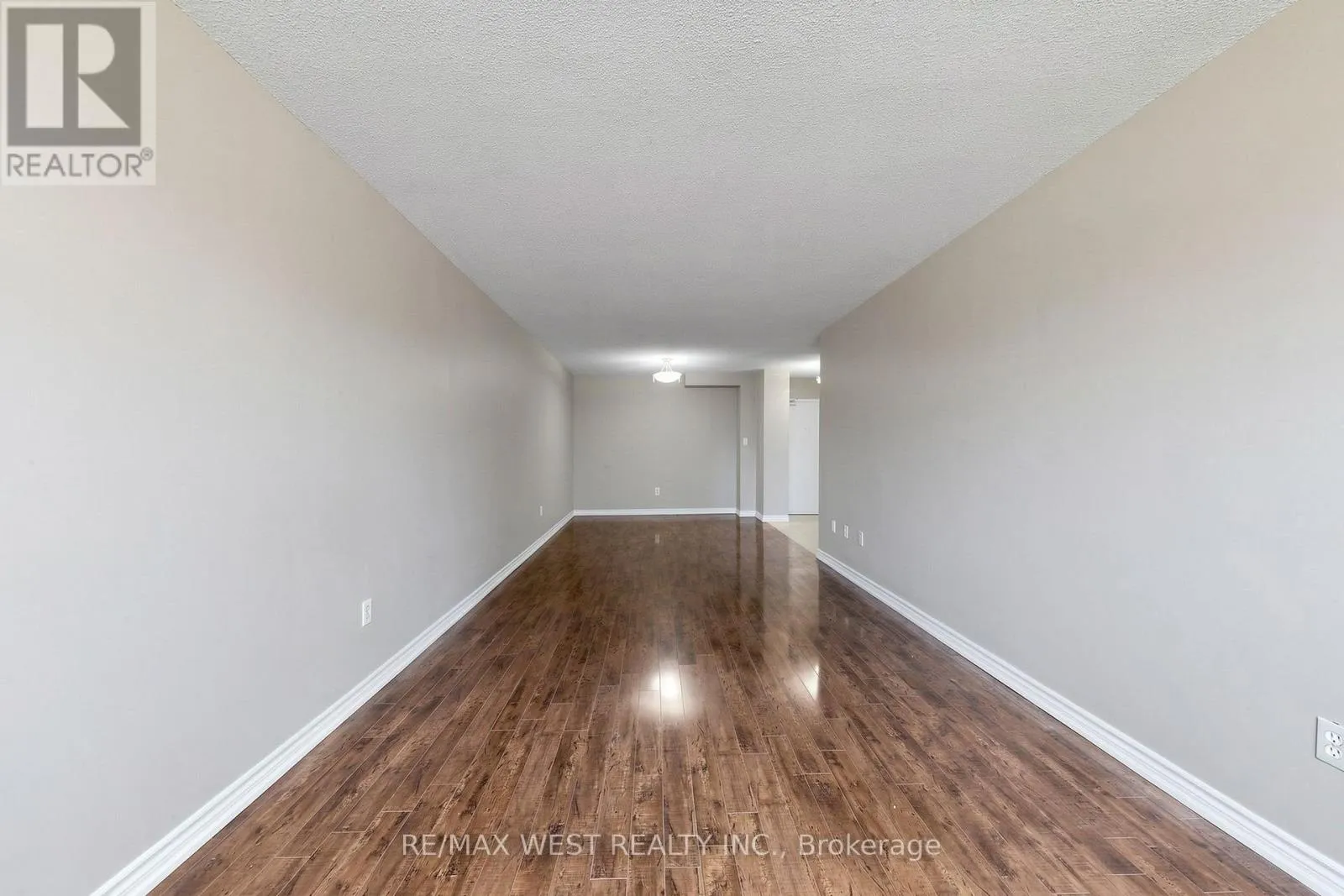 102 - 370 DIXON ROAD