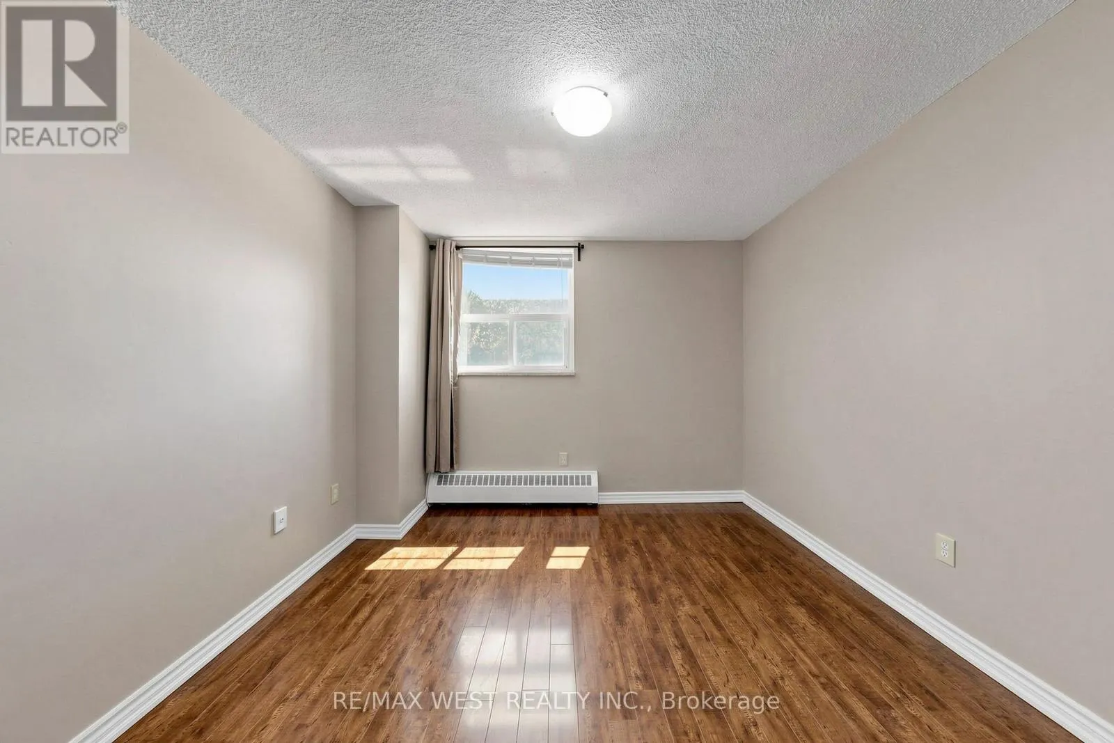 102 - 370 DIXON ROAD