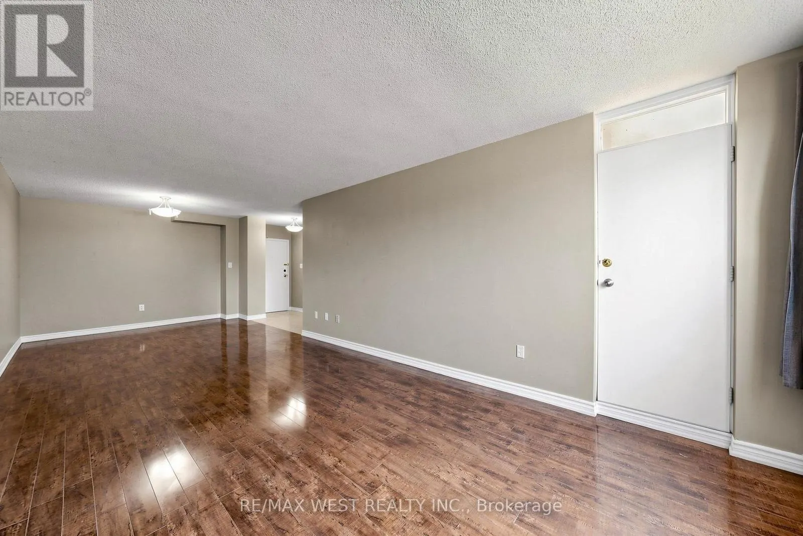 102 - 370 DIXON ROAD