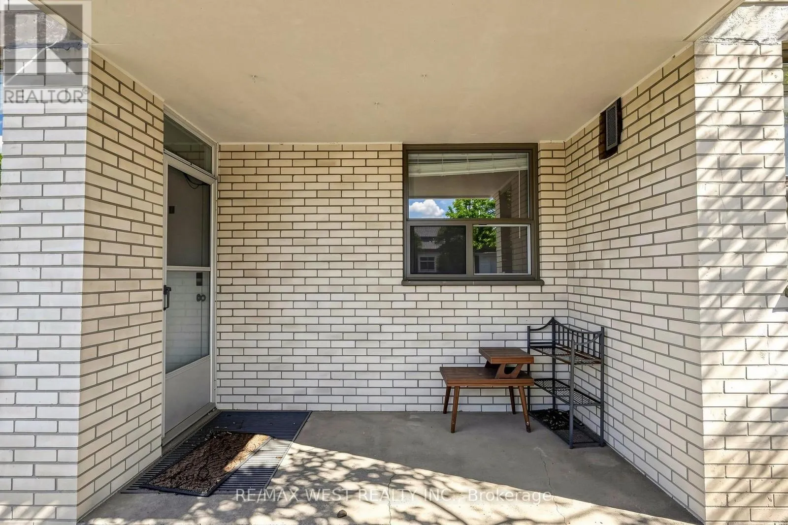 102 - 370 DIXON ROAD