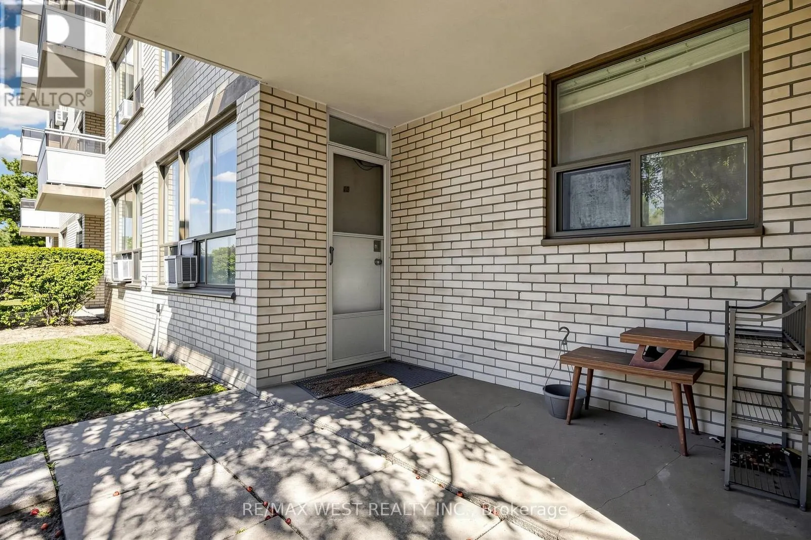102 - 370 DIXON ROAD