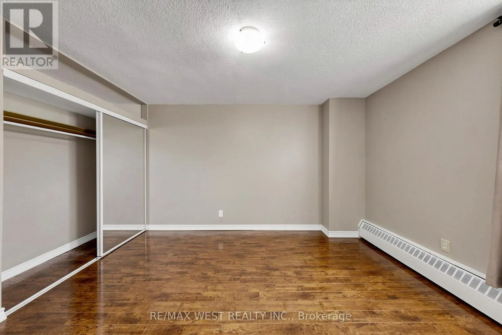 102 - 370 DIXON ROAD