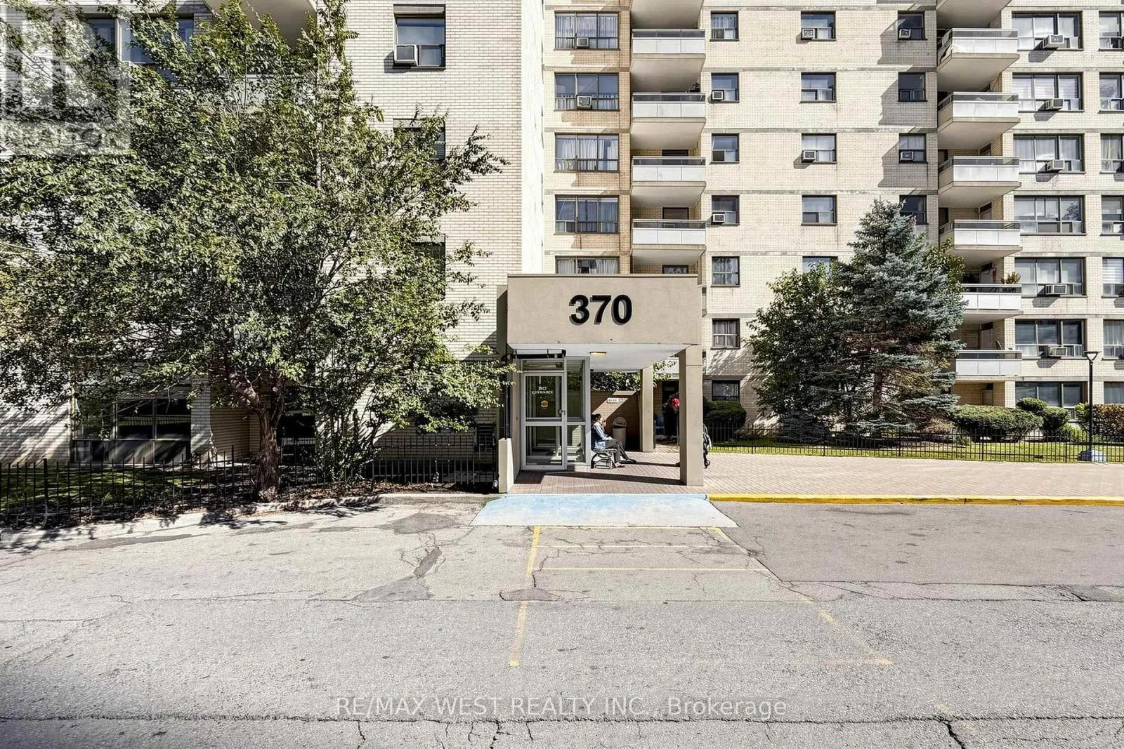102 - 370 DIXON ROAD