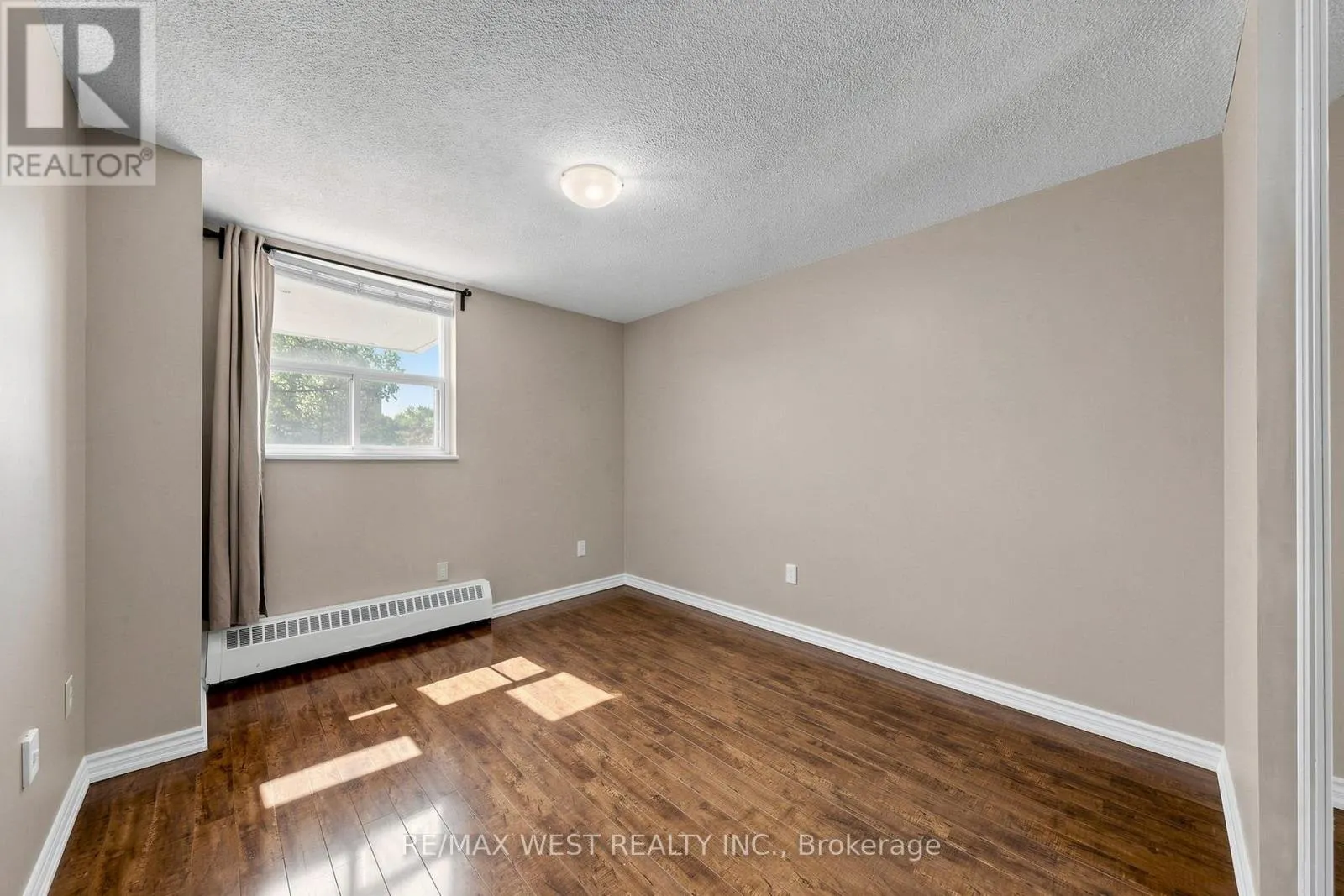 102 - 370 DIXON ROAD