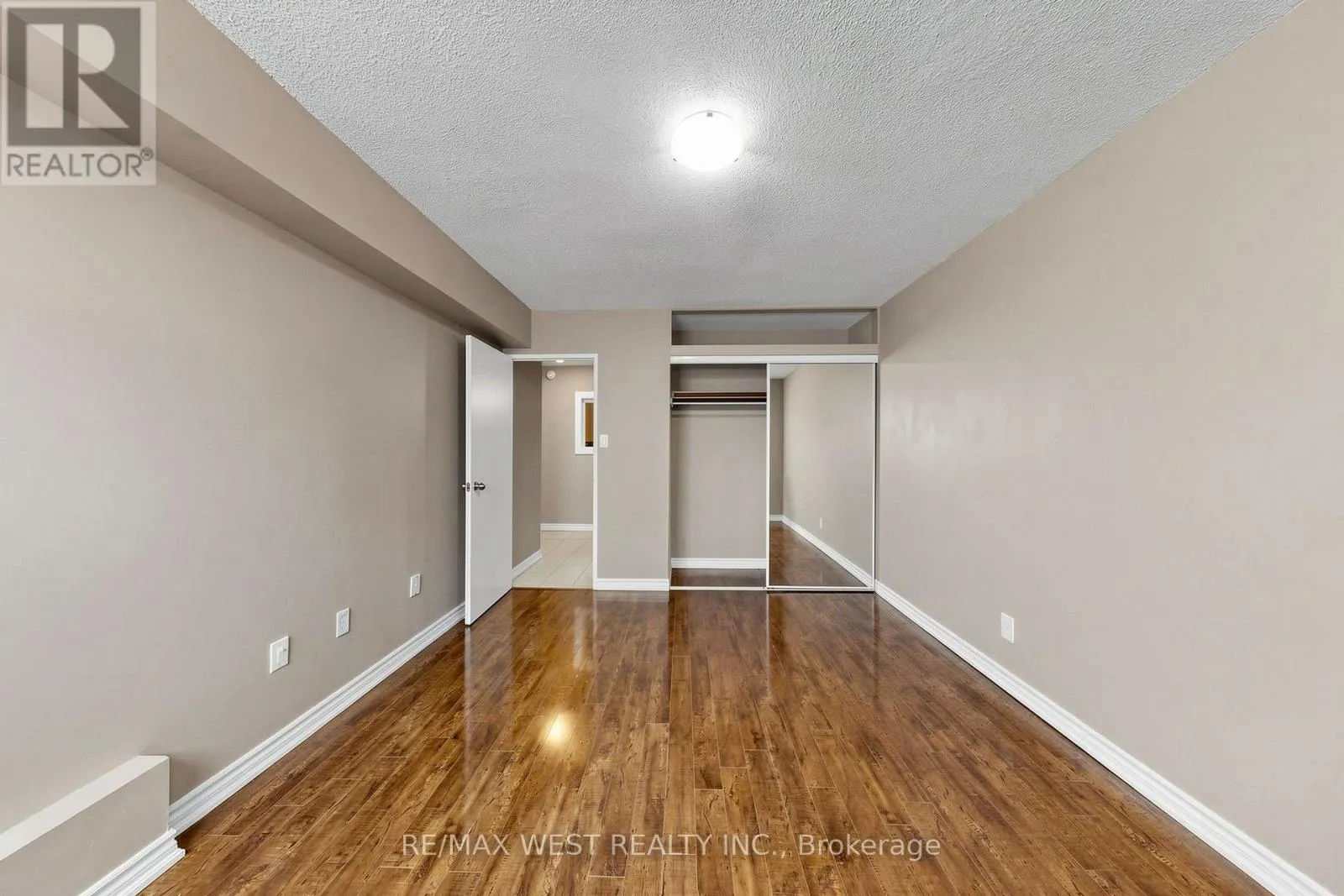 102 - 370 DIXON ROAD