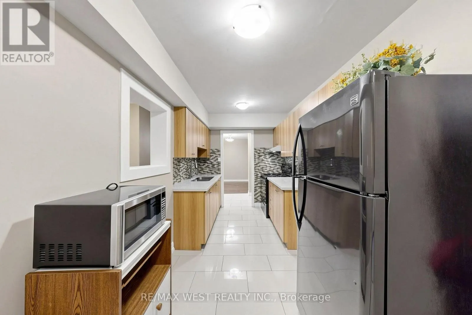 102 - 370 DIXON ROAD