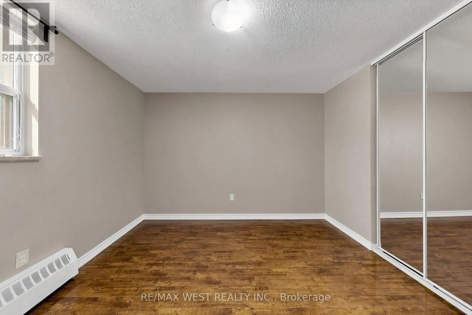 102 - 370 DIXON ROAD