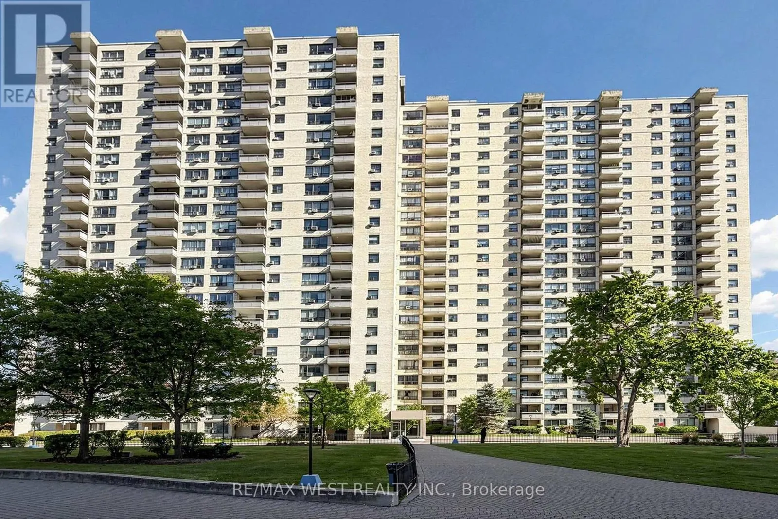 102 - 370 DIXON ROAD