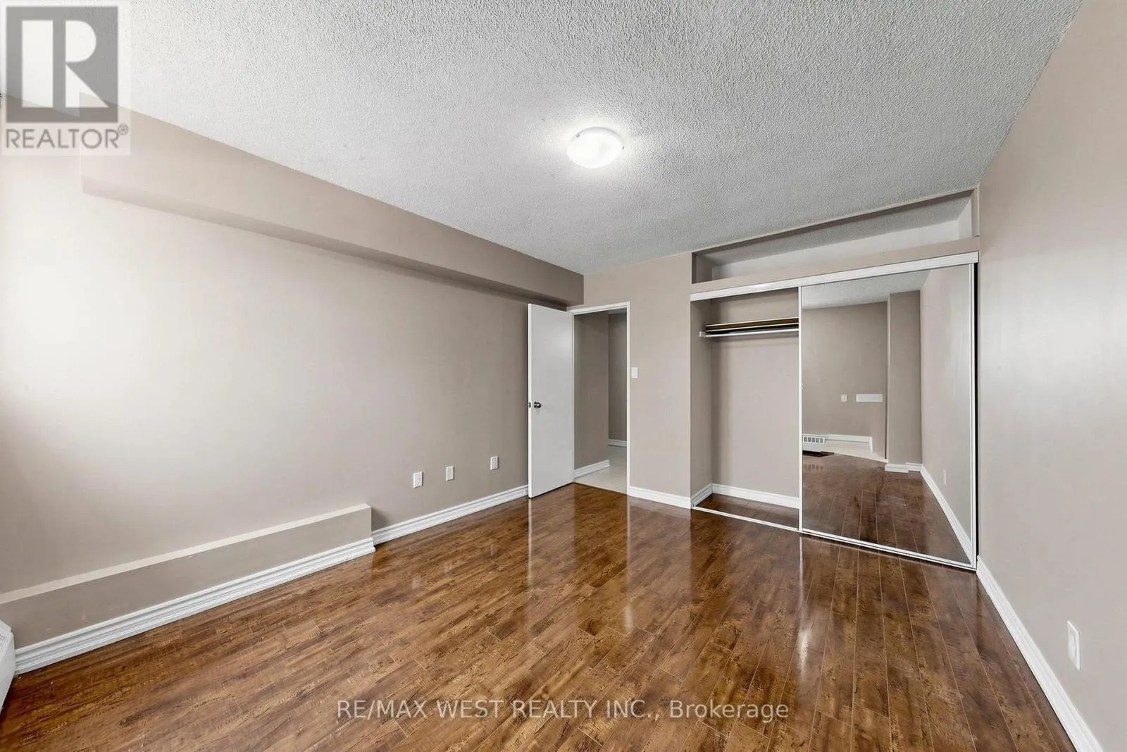 102 - 370 DIXON ROAD