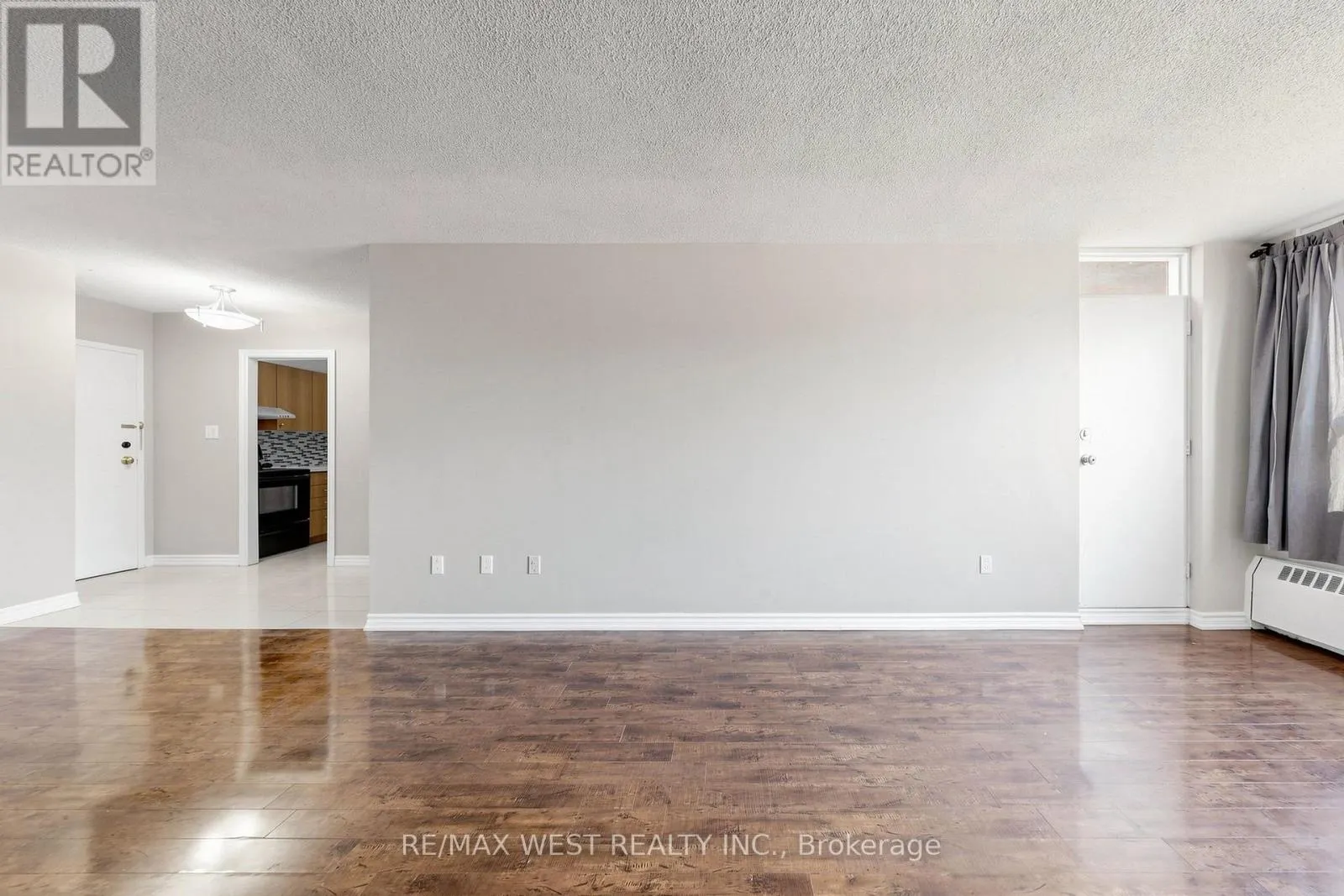 102 - 370 DIXON ROAD
