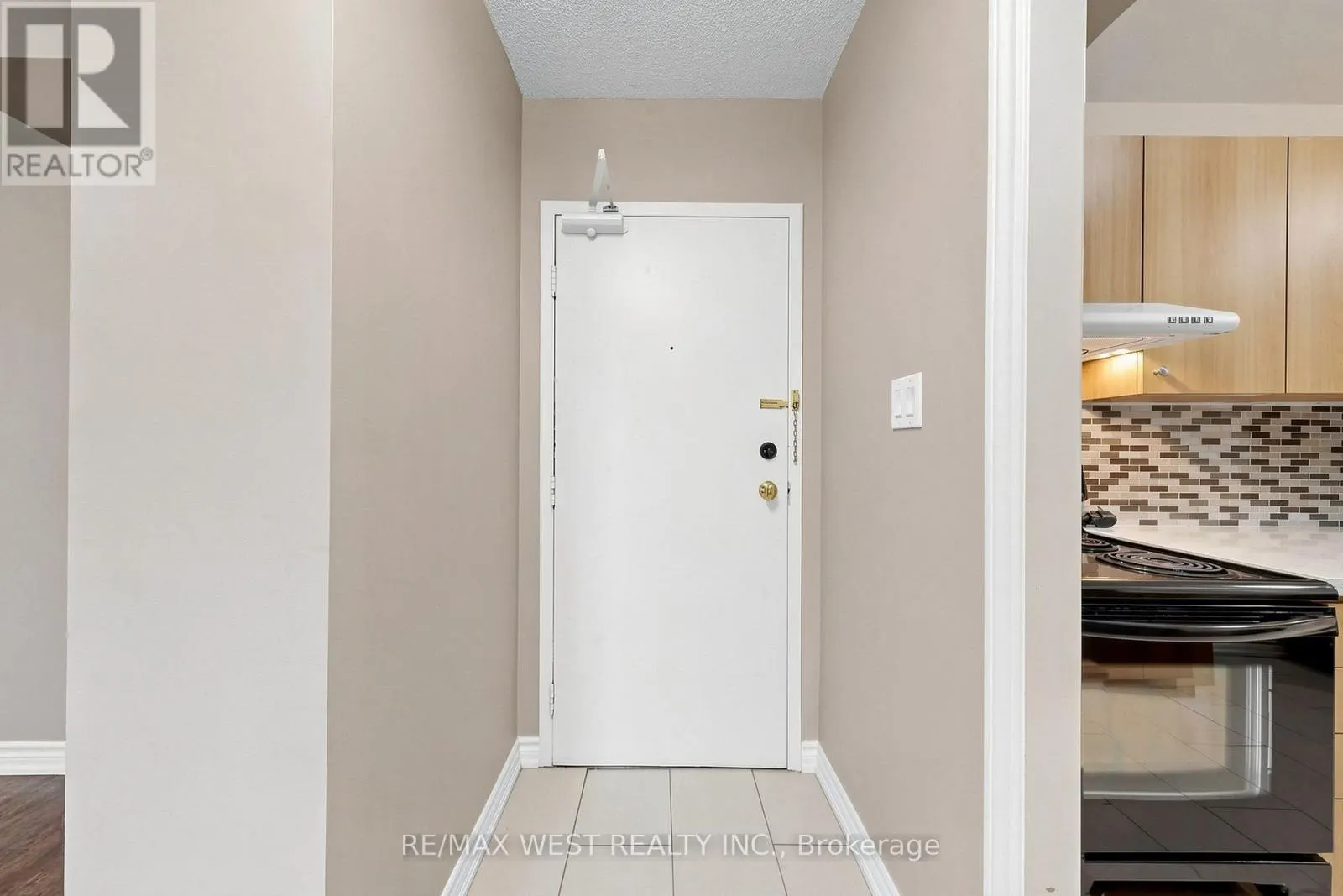 102 - 370 DIXON ROAD