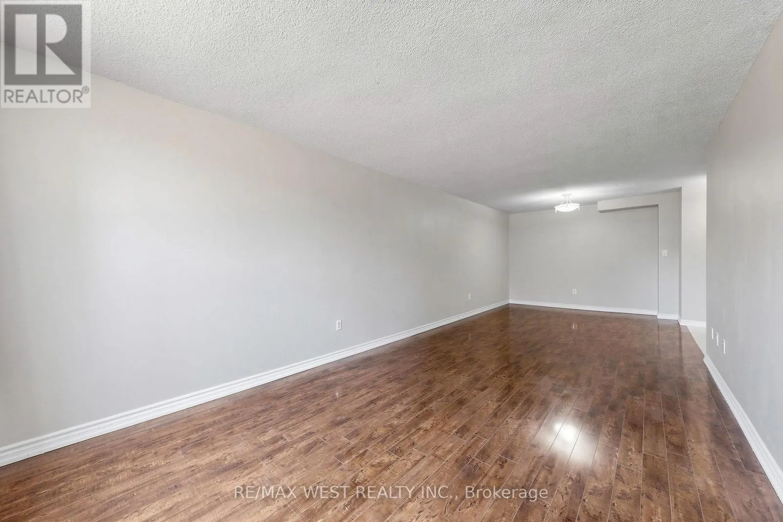 102 - 370 DIXON ROAD