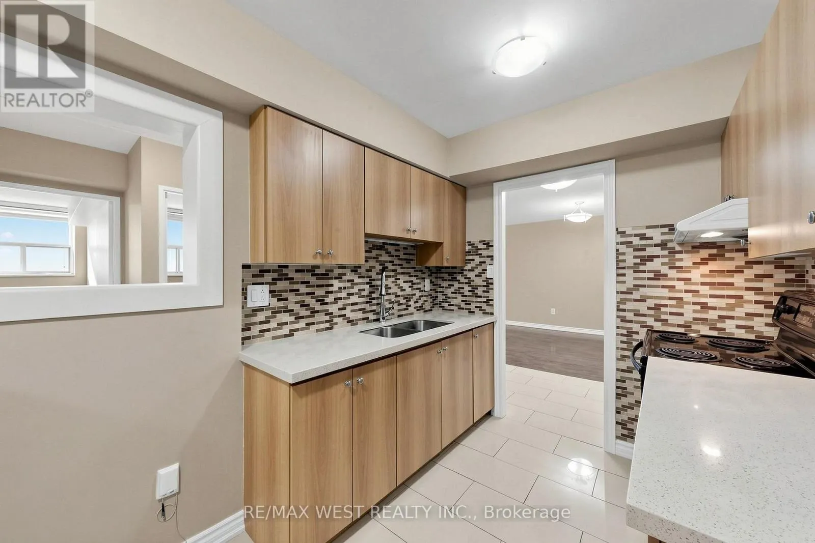 102 - 370 DIXON ROAD
