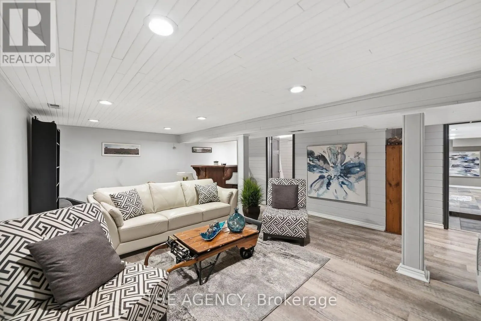 2101 EDINBURGH DRIVE