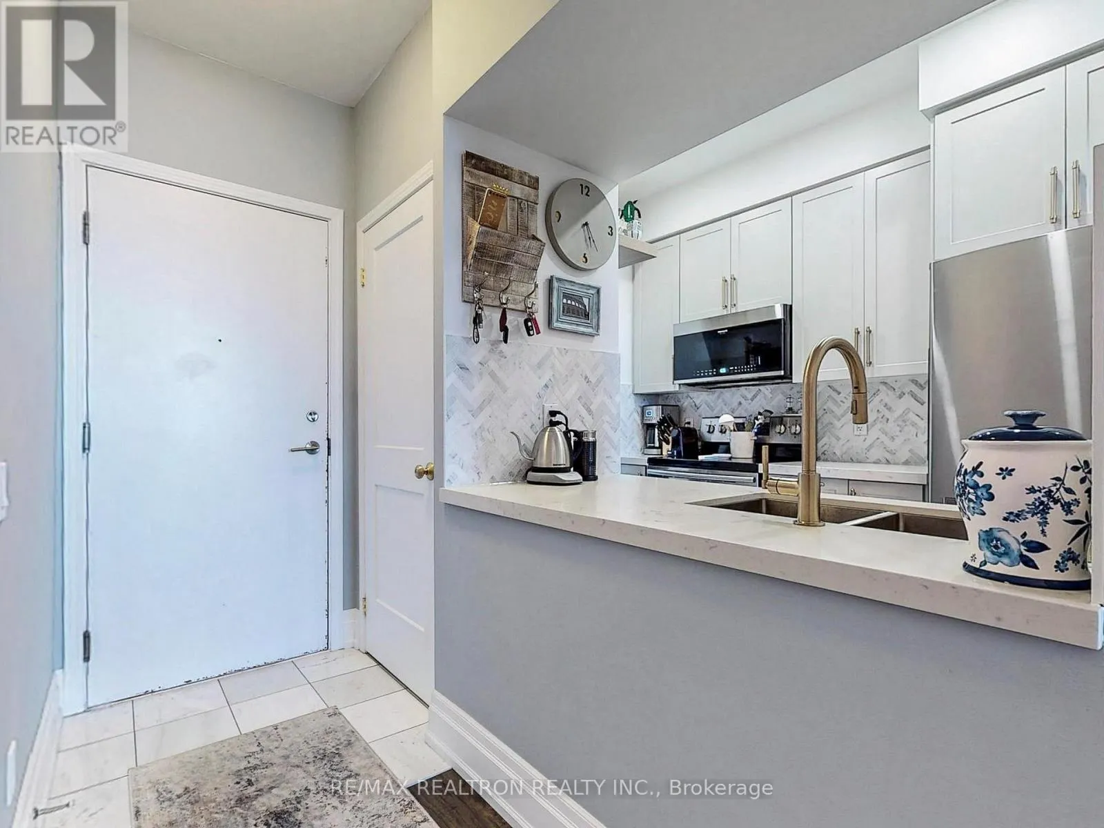 PH1610 - 61 HEINTZMAN STREET