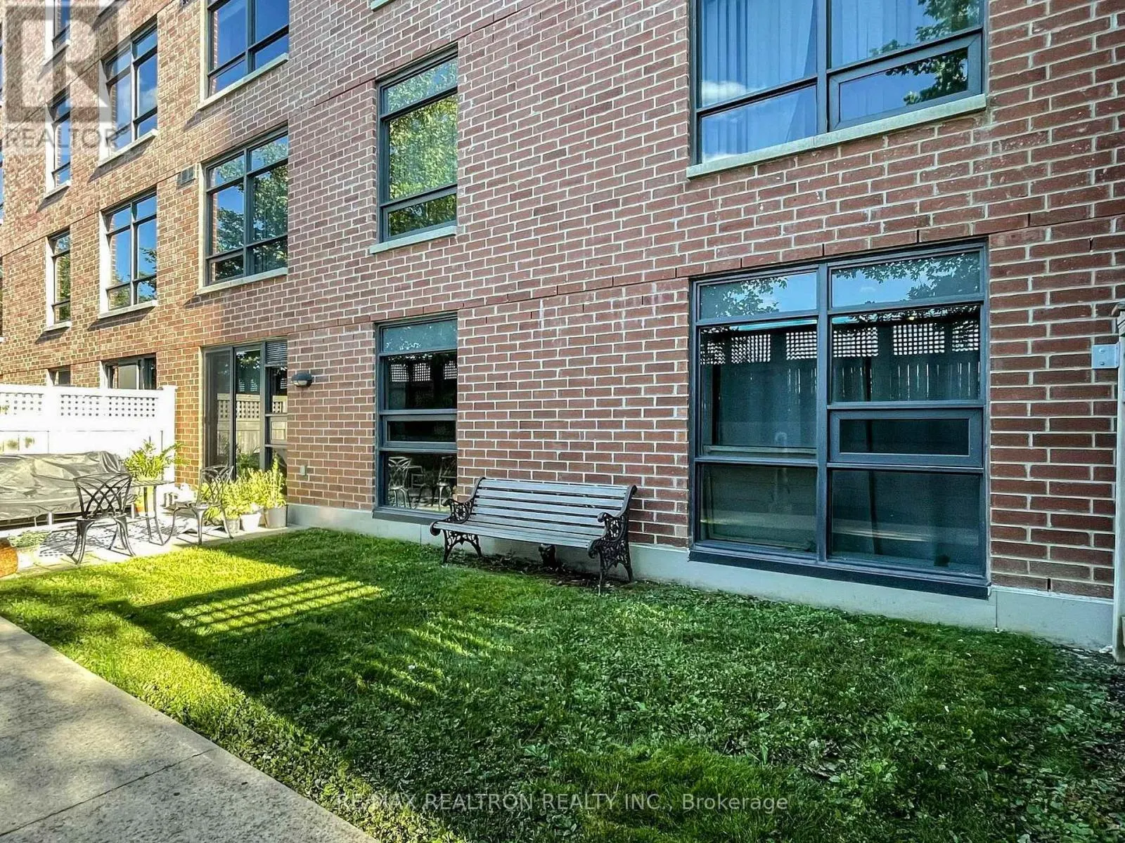 PH1610 - 61 HEINTZMAN STREET