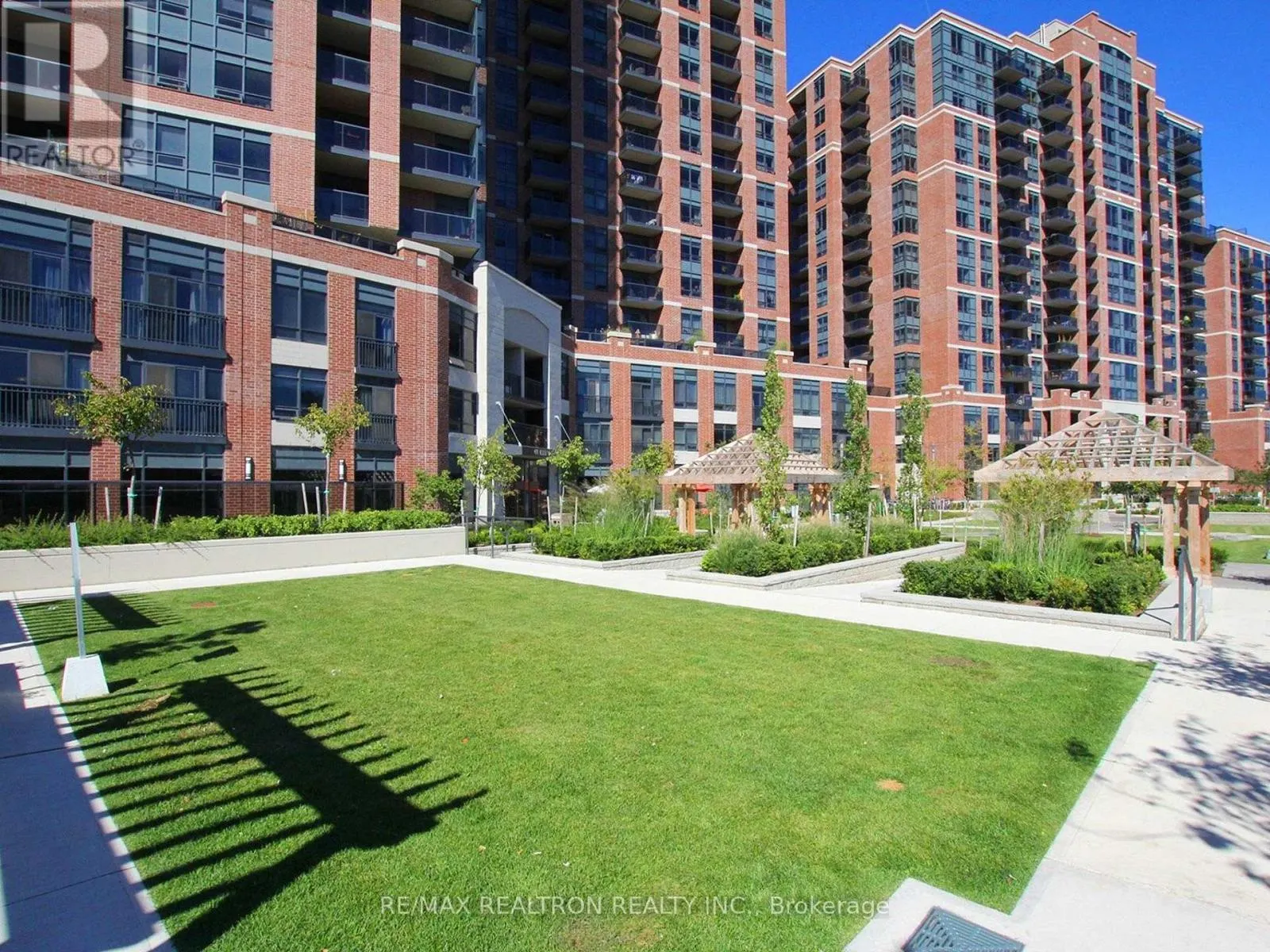 PH1610 - 61 HEINTZMAN STREET
