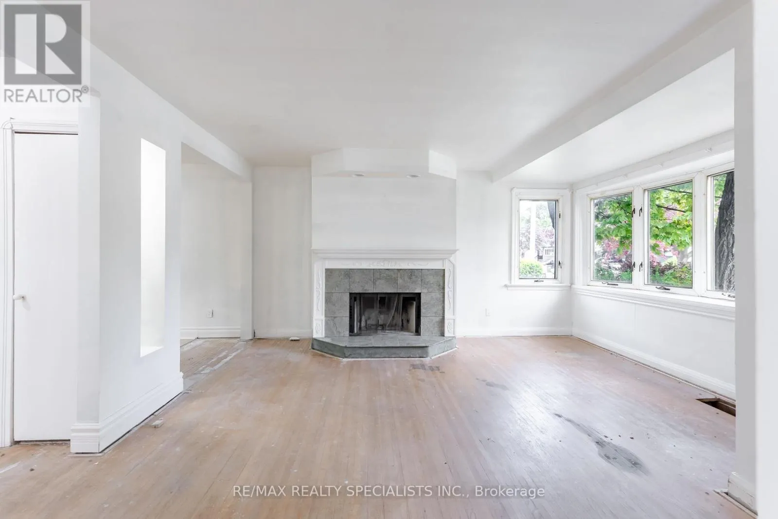4 ELTON CRESCENT