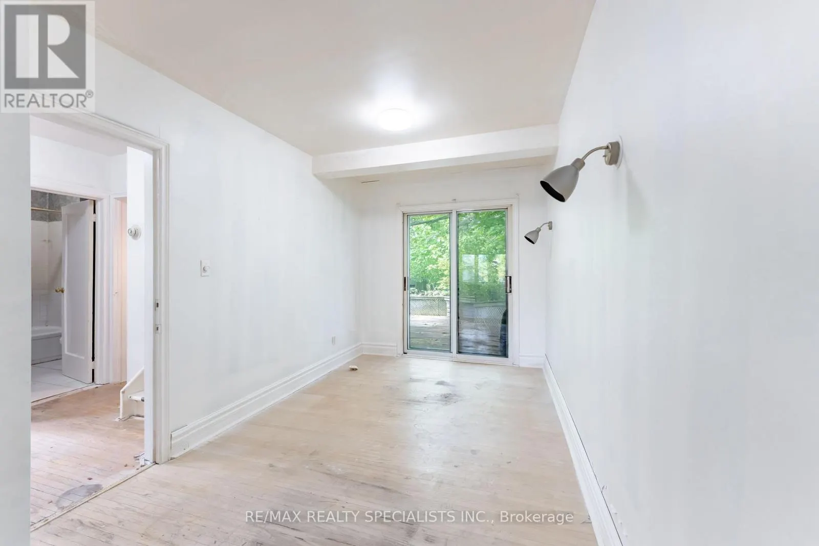 4 ELTON CRESCENT