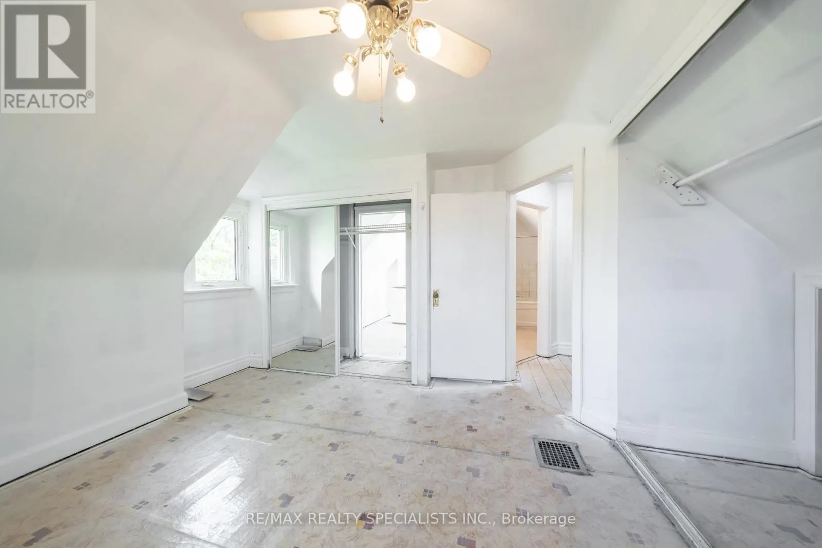 4 ELTON CRESCENT
