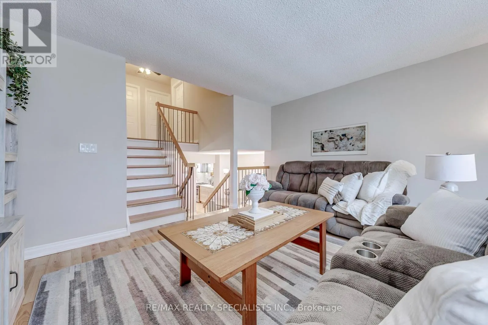 69 WINTERFOLD DRIVE