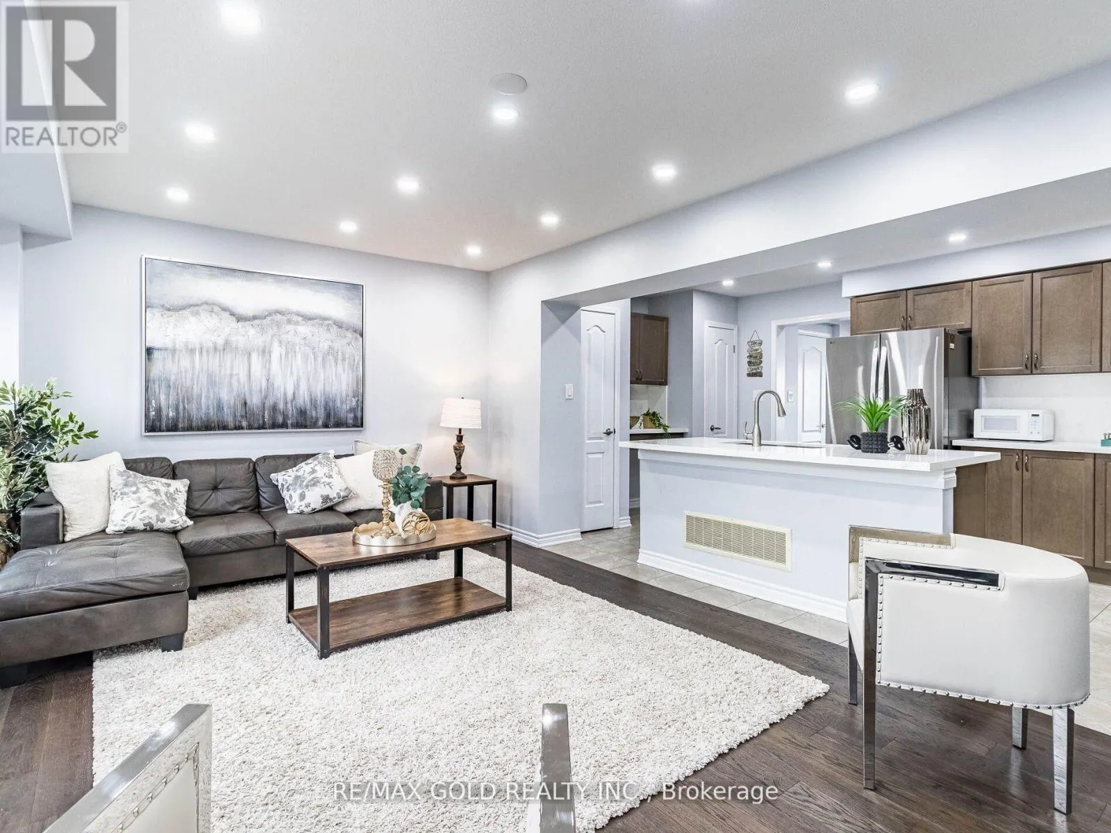 98 BANNISTER CRESCENT