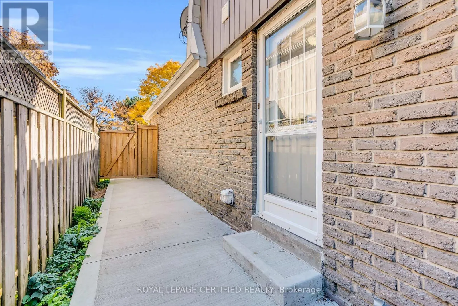 22 MADELAINE CRESCENT