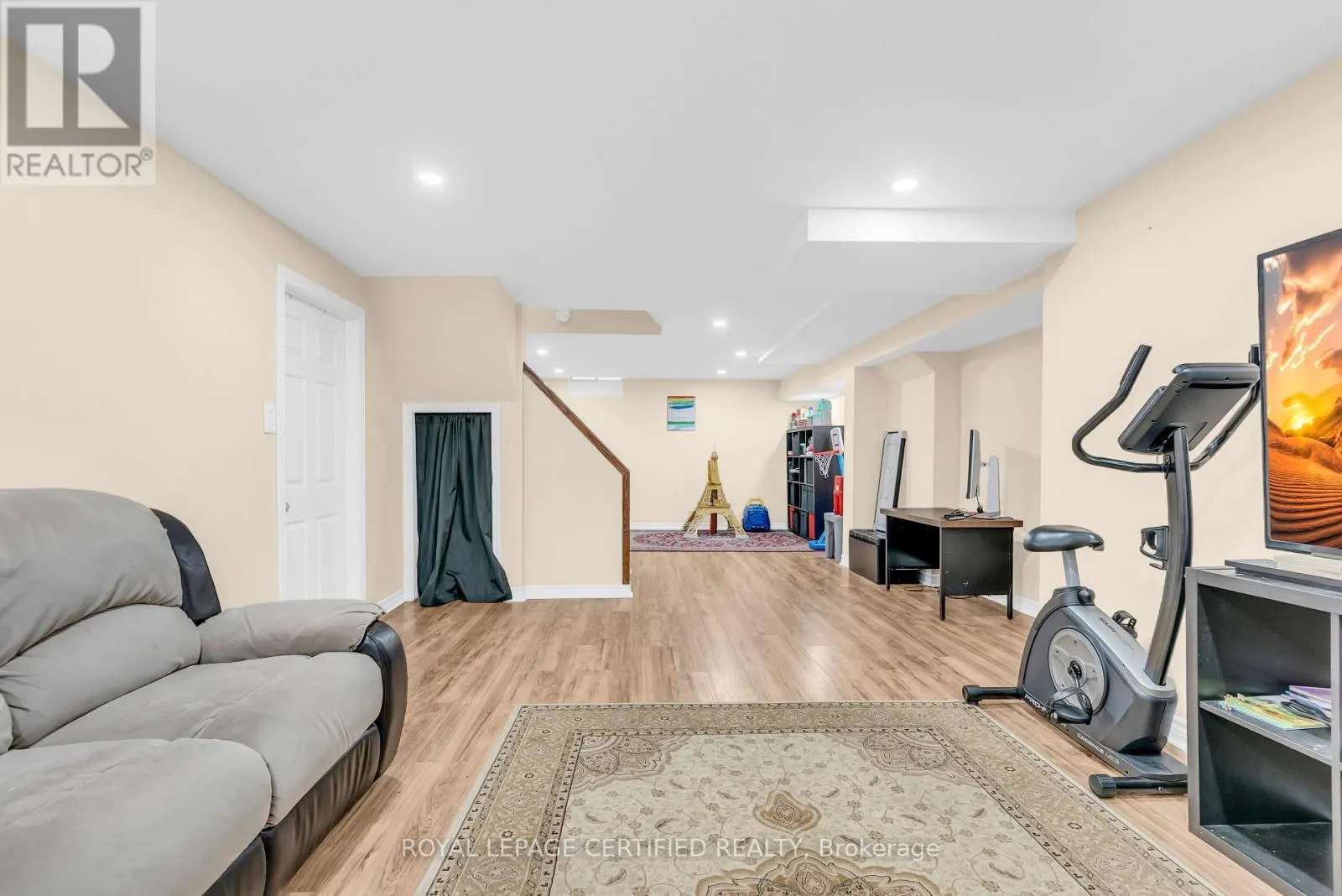 22 MADELAINE CRESCENT