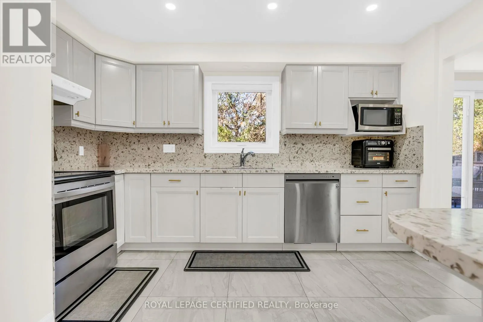 22 MADELAINE CRESCENT