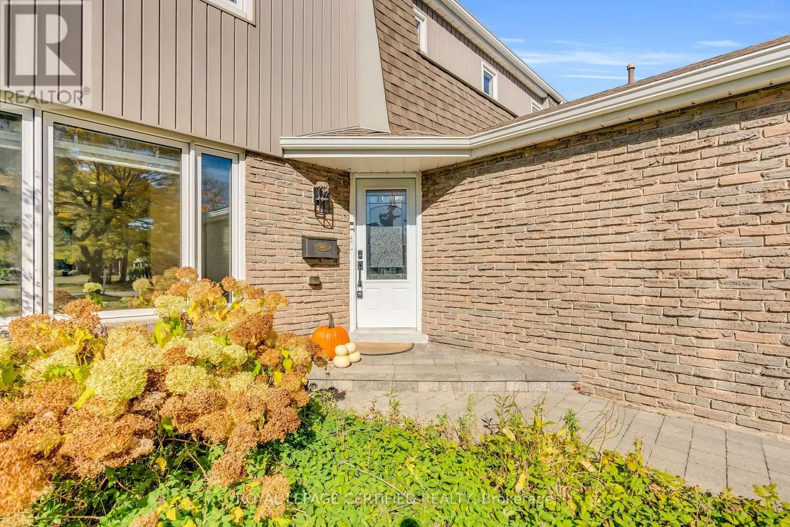 22 MADELAINE CRESCENT