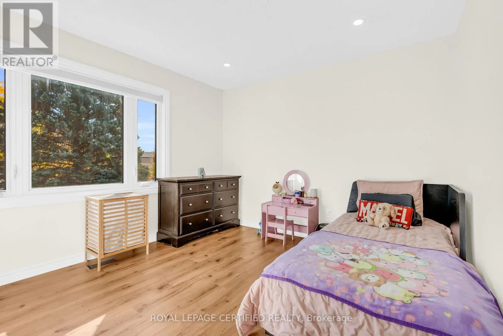 22 MADELAINE CRESCENT