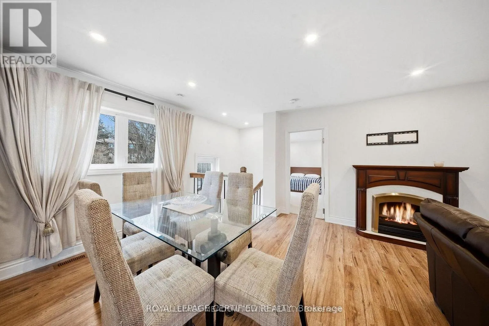 208 GLEN OAK DRIVE