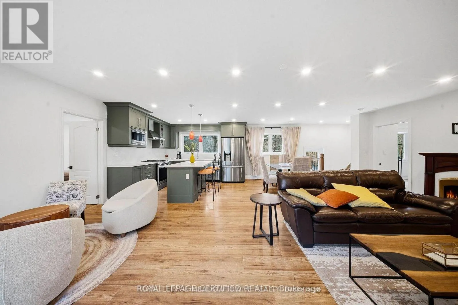 208 GLEN OAK DRIVE