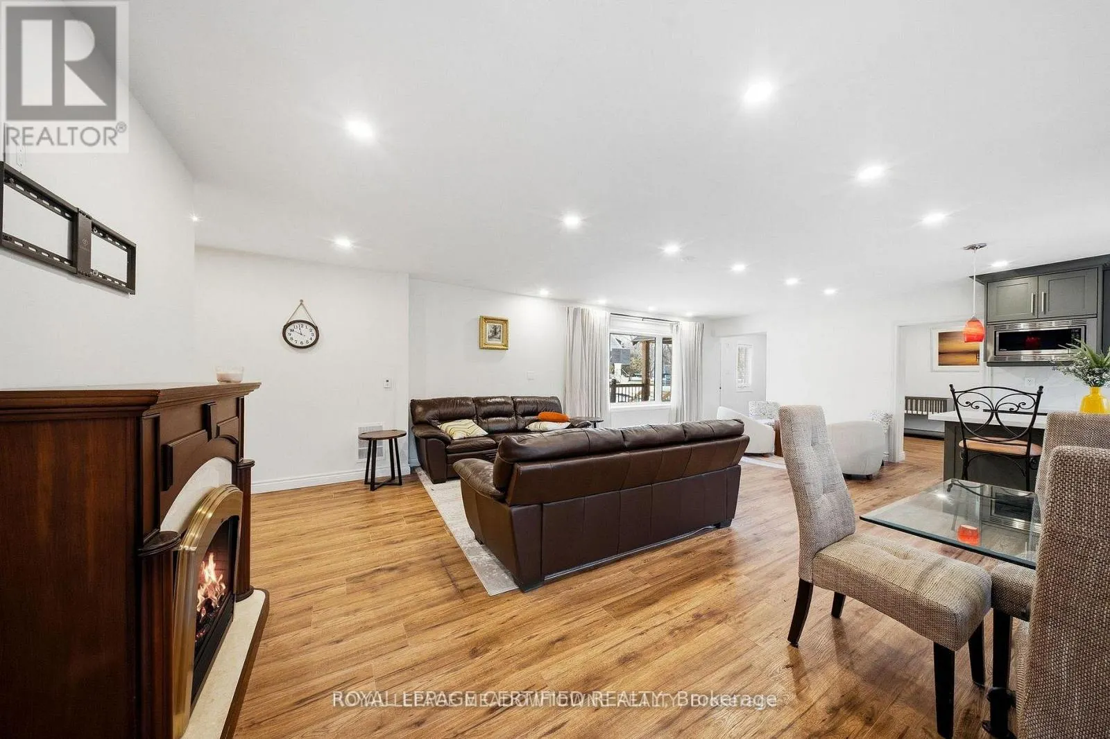 208 GLEN OAK DRIVE