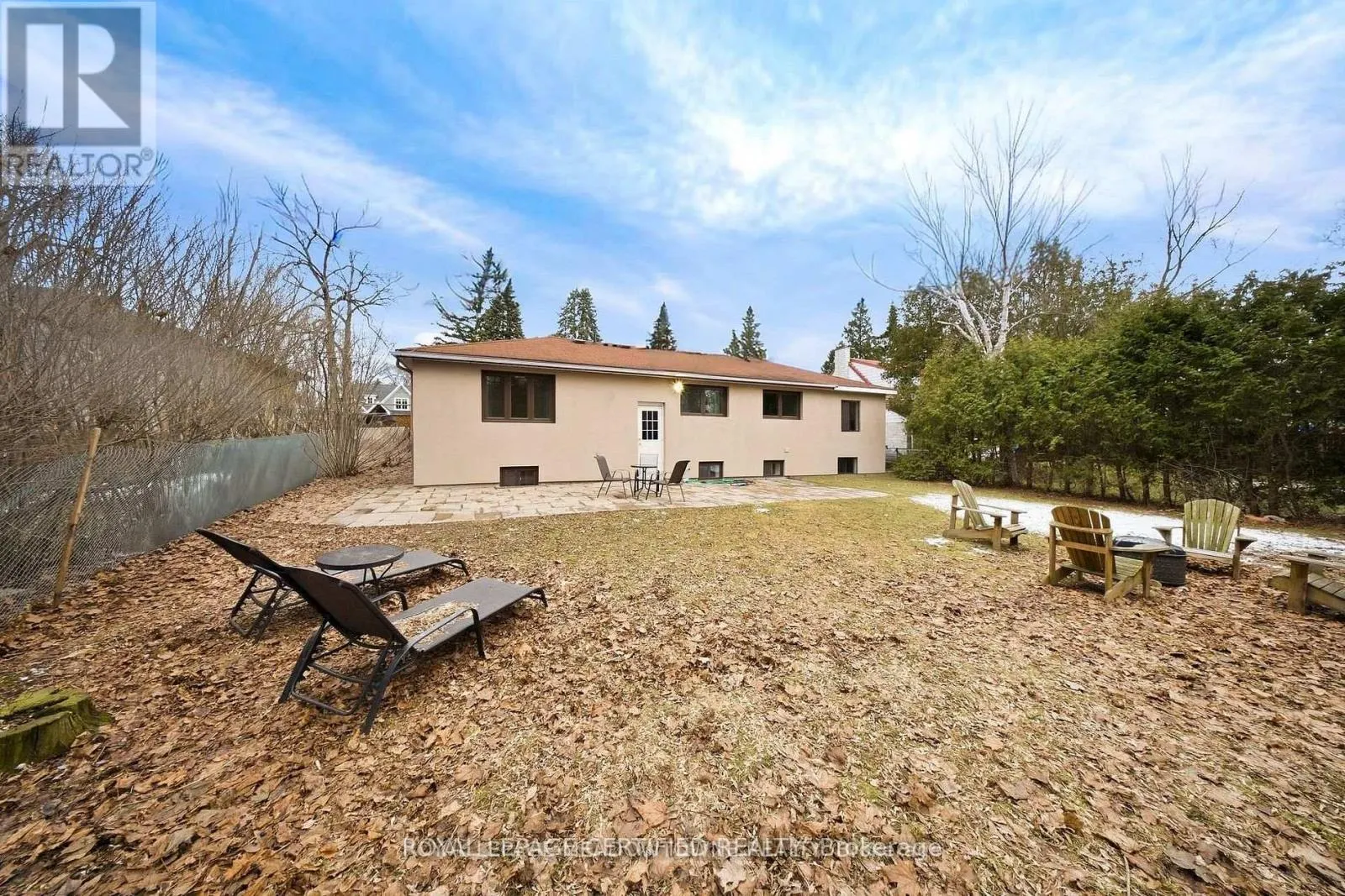 208 GLEN OAK DRIVE