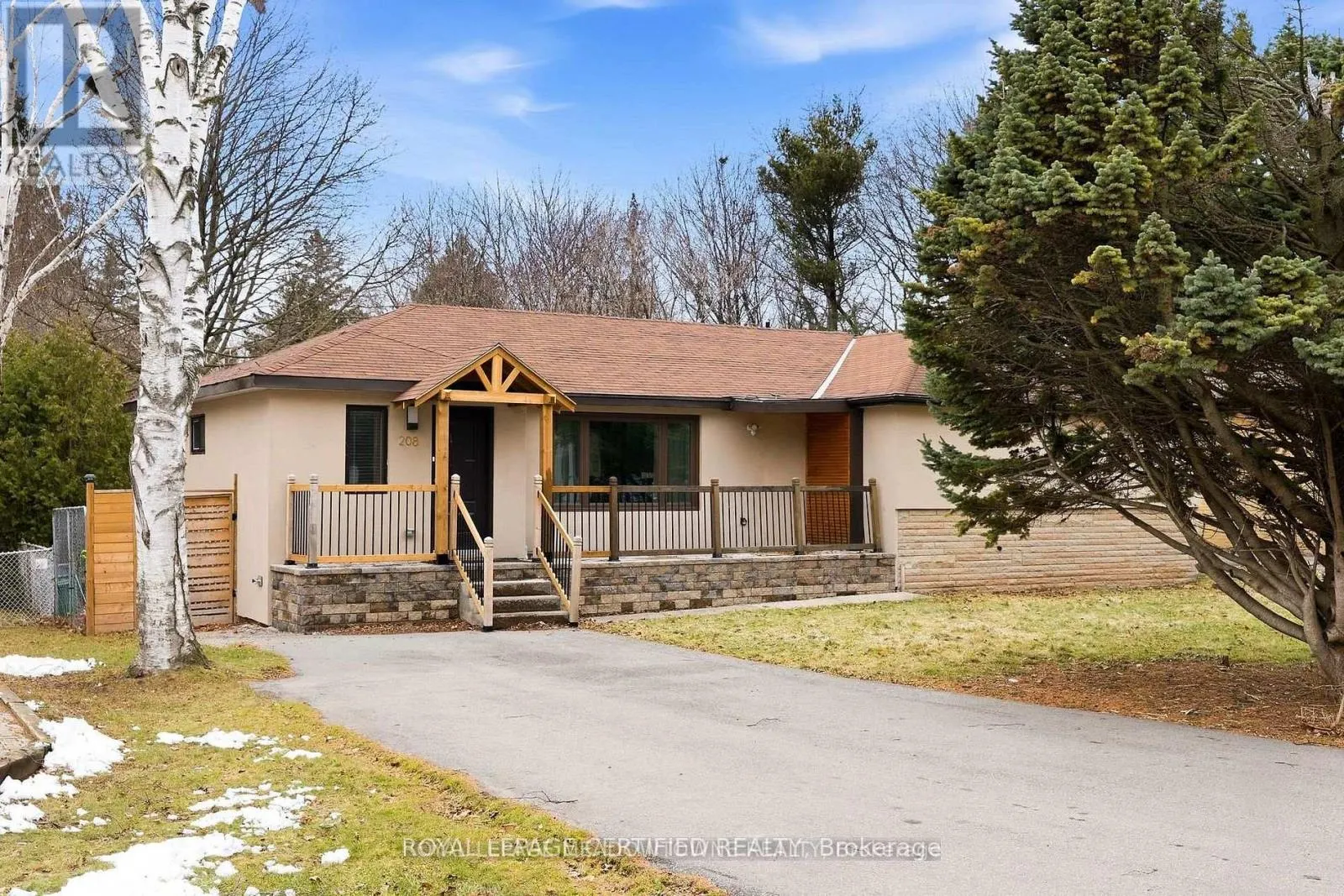 208 GLEN OAK DRIVE