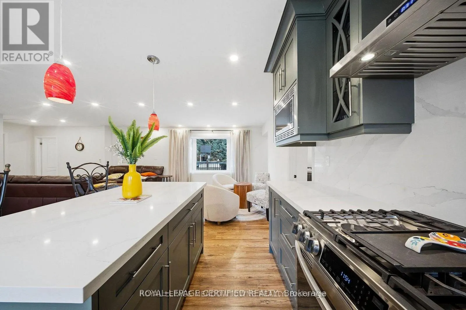 208 GLEN OAK DRIVE