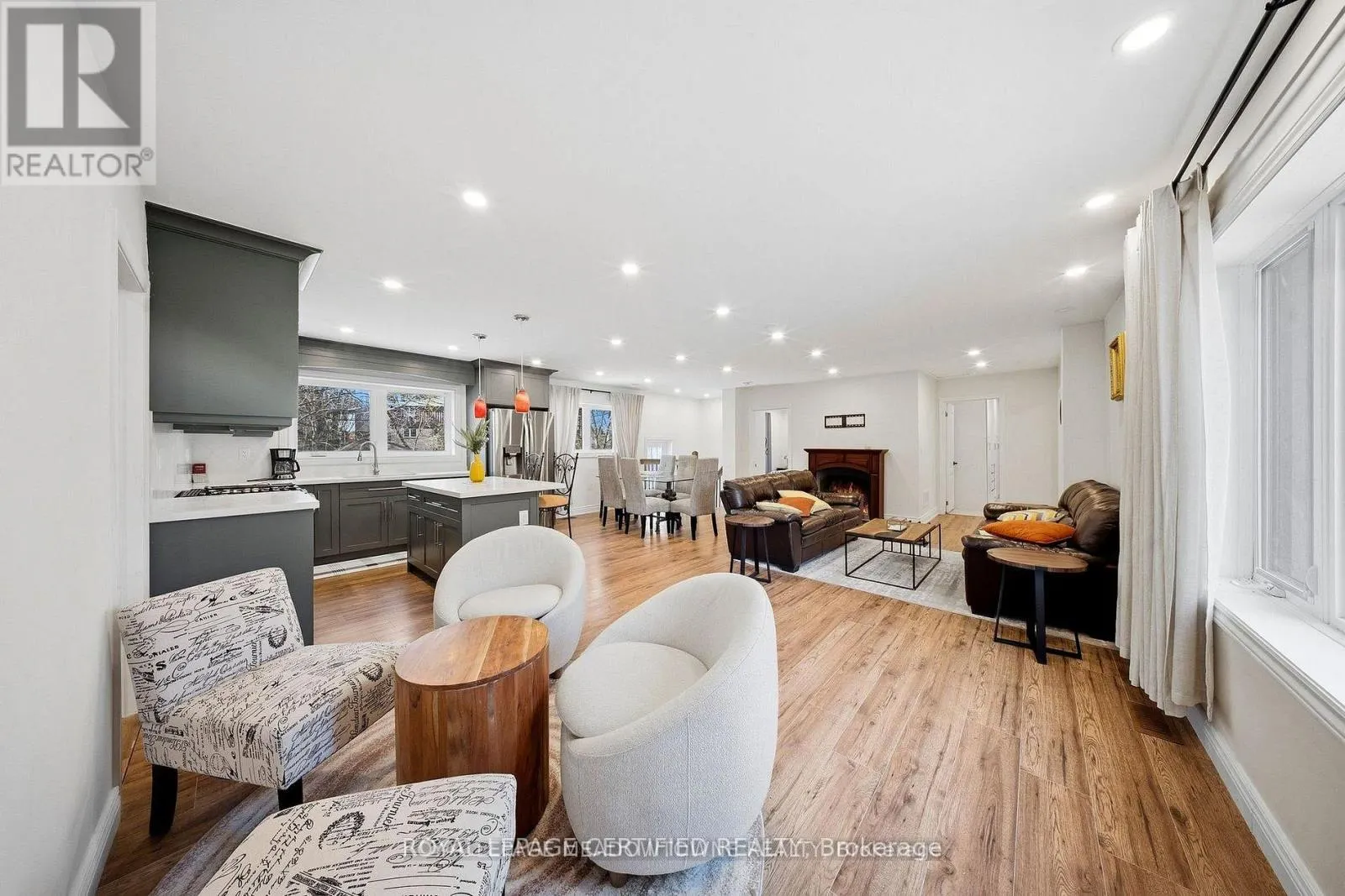208 GLEN OAK DRIVE
