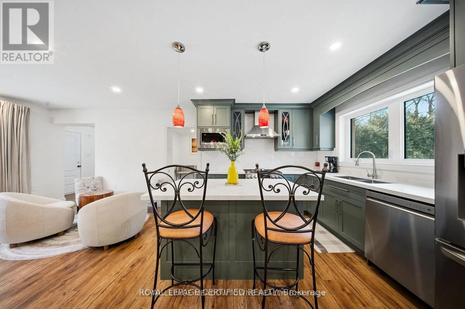 208 GLEN OAK DRIVE