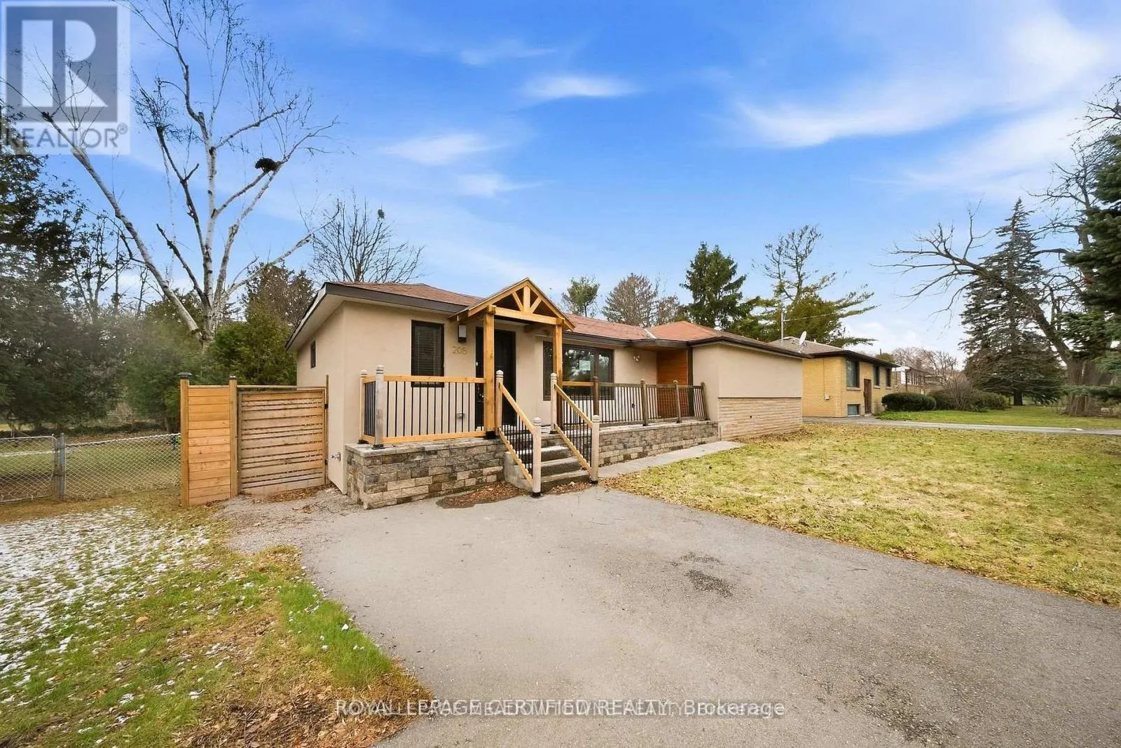 208 GLEN OAK DRIVE